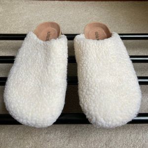 OLIVIA MILLER Women Omp Plush Slippers - NEW NWOB